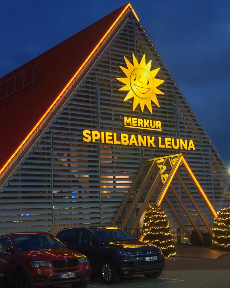 Eingang der MERKUR SPIELBANK Leuna bei Nacht
