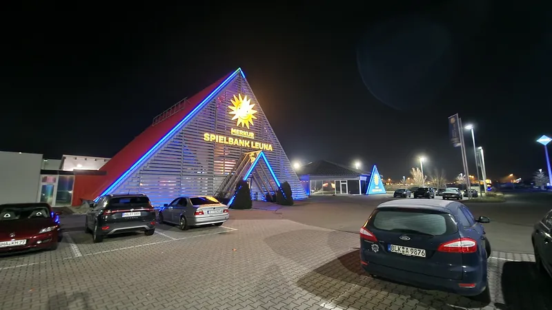 MERKUR SPIELBANK Leuna mit Parkplatz bei Nacht