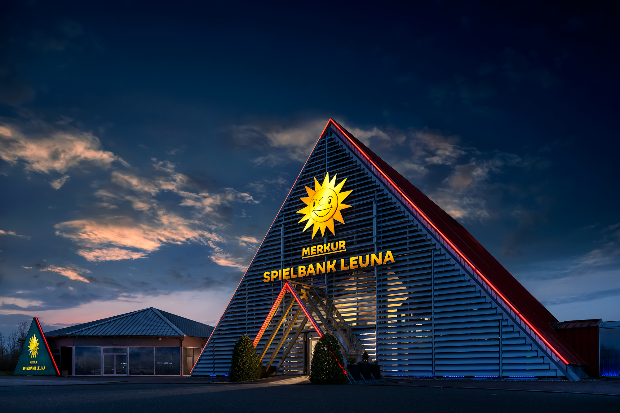 Außenansicht der MERKUR SPIELBANK Leuna bei Nacht