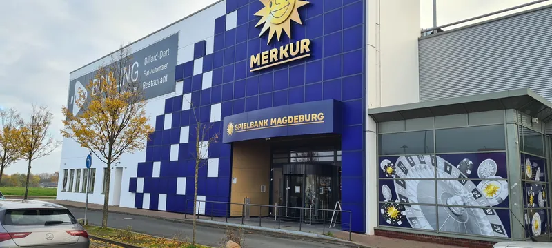 Eingang der MERKUR SPIELBANK Magdeburg am Tag