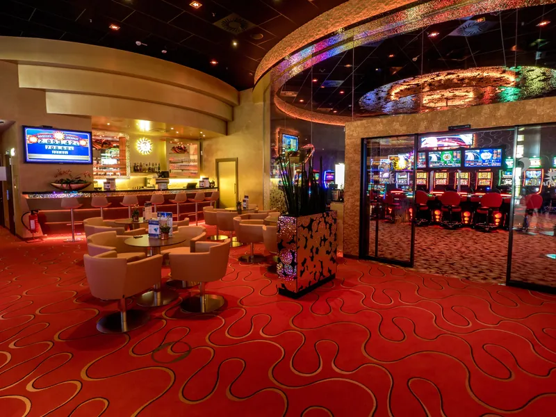 Lounge und Automatenbereich der MERKUR SPIELBANK Magdeburg