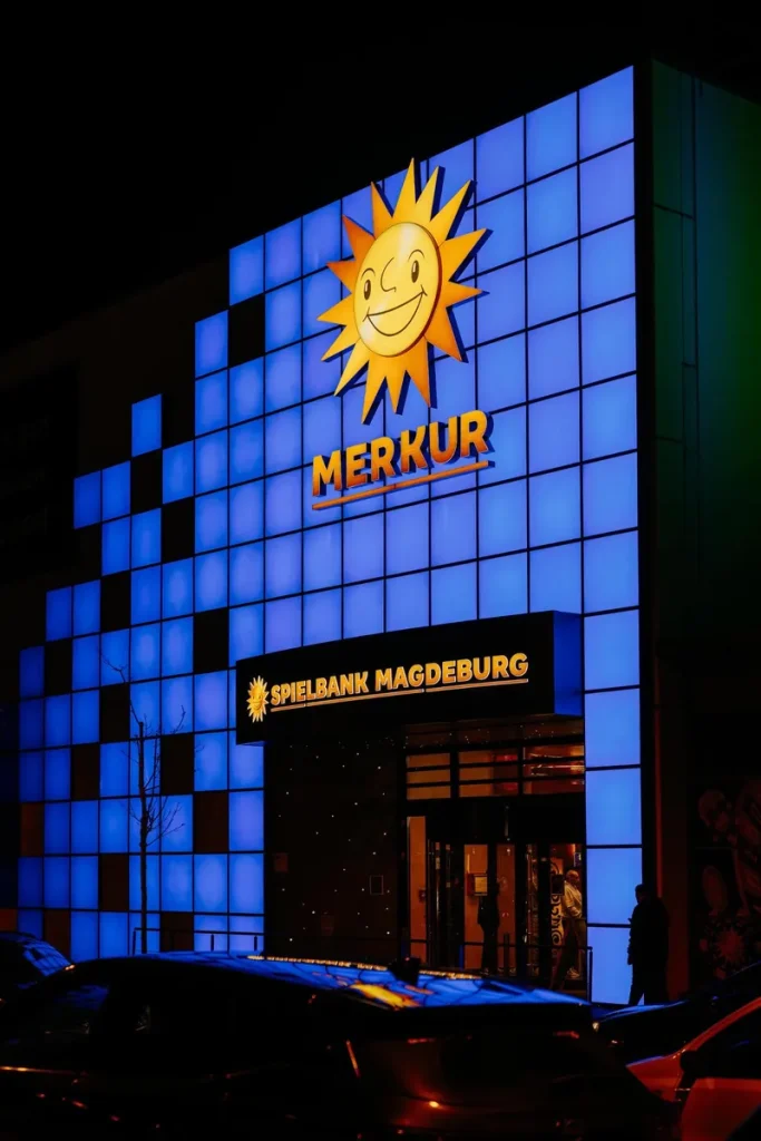 Eingang der MERKUR SPIELBANK Magdeburg bei Nacht