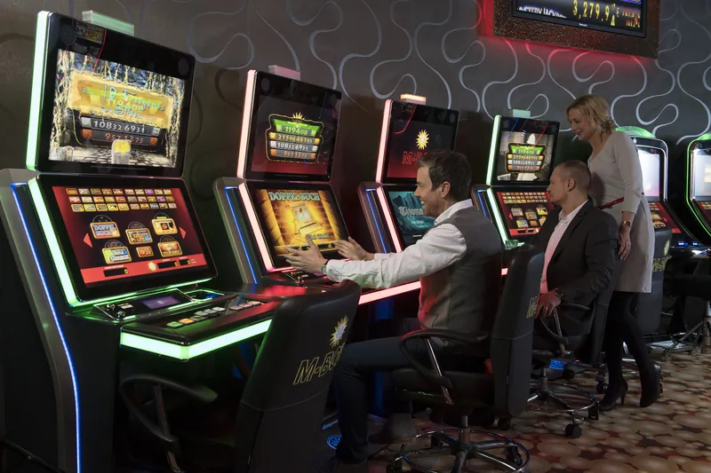Gäste an Spielautomaten der MERKUR SPIELBANK Magdeburg