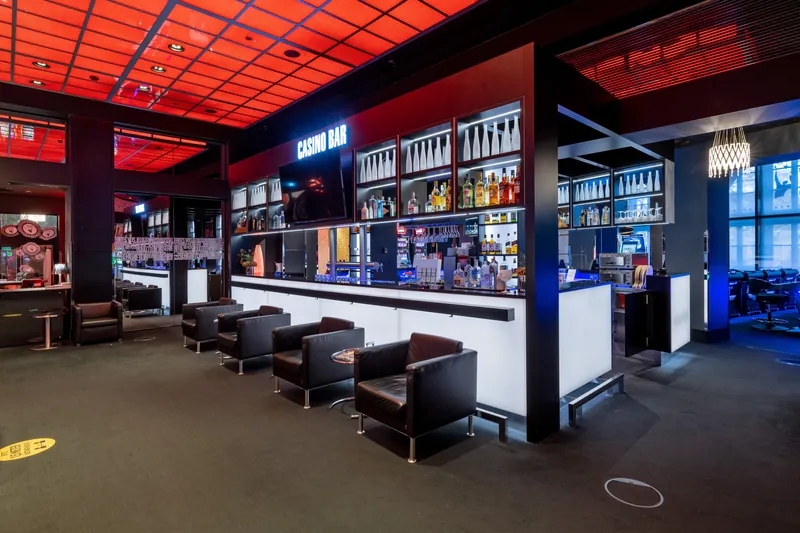 Casino Bar der Spielbank Bremen mit roter Decke