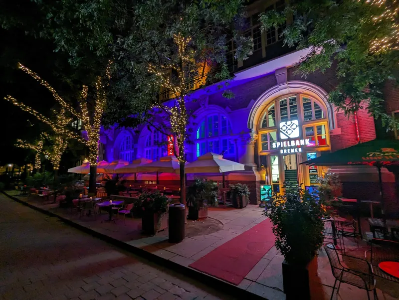 Eingang der Spielbank Bremen bei Nacht