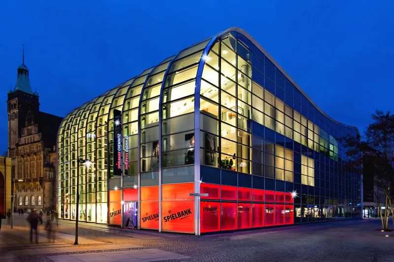 Fassade der Spielbank Chemnitz bei Nacht