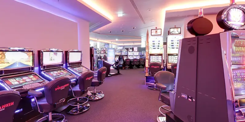 Spielsaal der Spielbank Chemnitz mit Automaten
