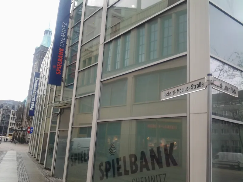 Außenansicht der Spielbank Chemnitz an der Straße