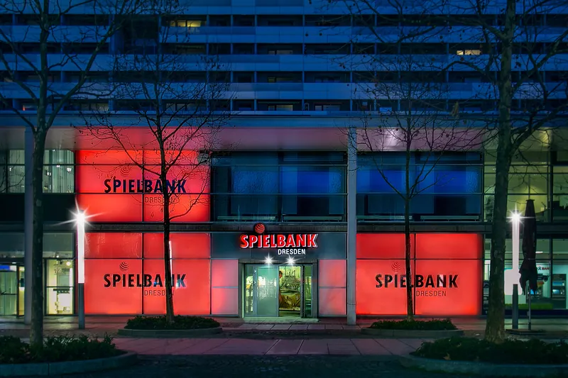 Fassade der Spielbank Dresden bei Nacht
