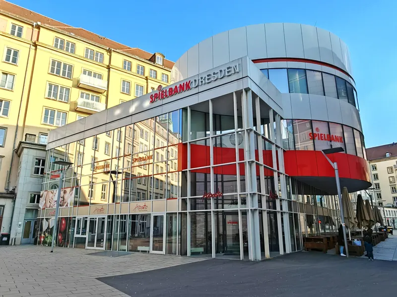 Fassade der Spielbank Dresden bei Tag