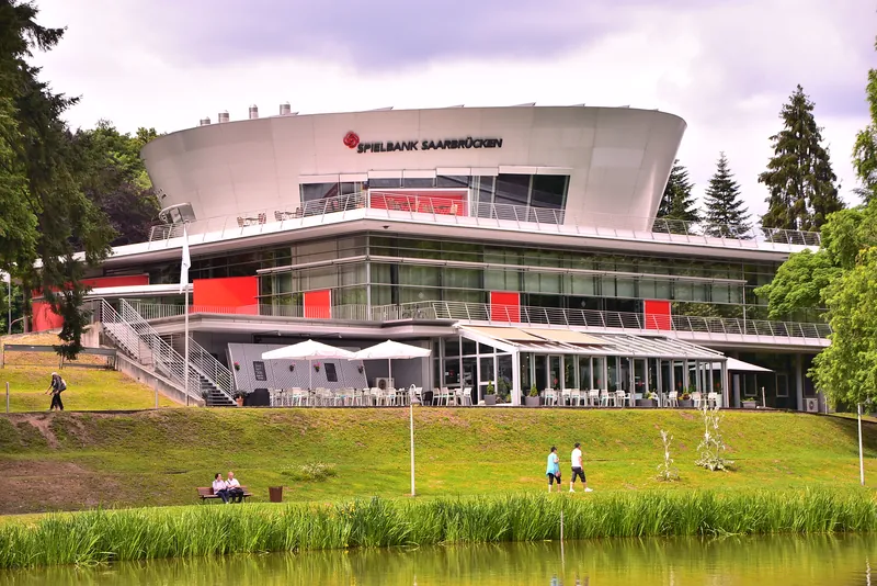 Außenansicht der Spielbank Saarbrücken am Park