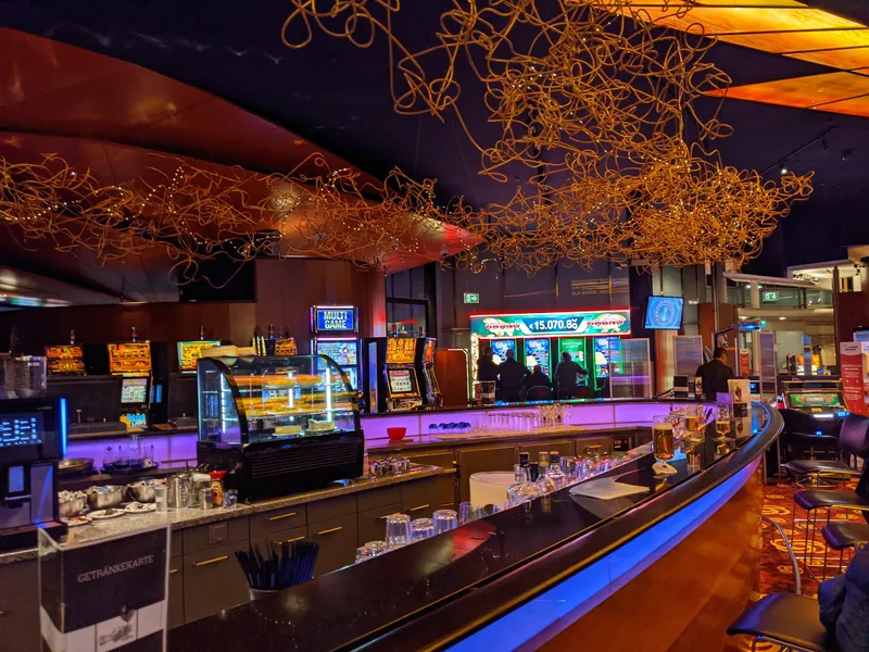 Barbereich der Spielbank Saarbrücken mit Automaten
