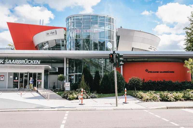 Fassade der Spielbank Saarbrücken bei Tag